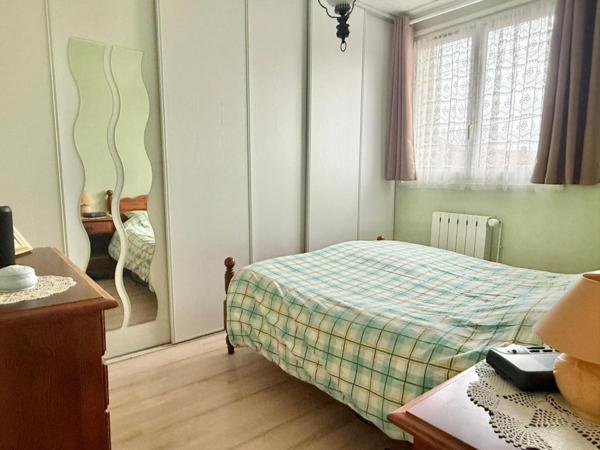 Maison en bon état proche centre ville, séjour double 3 chbs vaste véranda