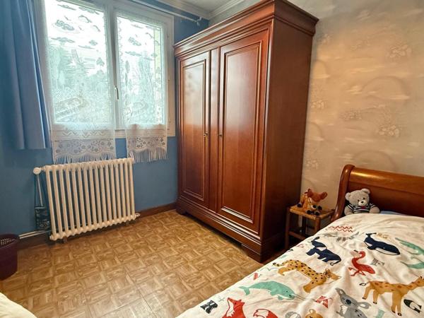 Maison en bon état proche centre ville, séjour double 3 chbs vaste véranda