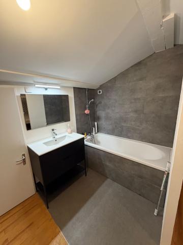GRAND ESPACE CHAMBRE AVEC SA SALLE DE BAINS INDEPENDANTE A LOUER DANS MAISON EN COLOCATION