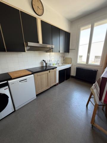 GRAND ESPACE CHAMBRE AVEC SA SALLE DE BAINS INDEPENDANTE A LOUER DANS MAISON EN COLOCATION