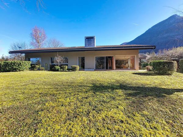 Annecy le Vieux, à 500 mètres du lac sur un terrain arboré de 1 400 m2, maison d'architecte de 134 m2
