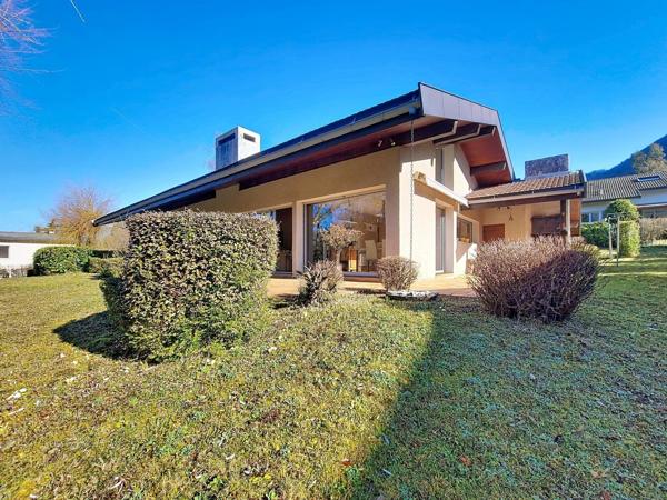 Annecy le Vieux, à 500 mètres du lac sur un terrain arboré de 1 400 m2, maison d'architecte de 134 m2