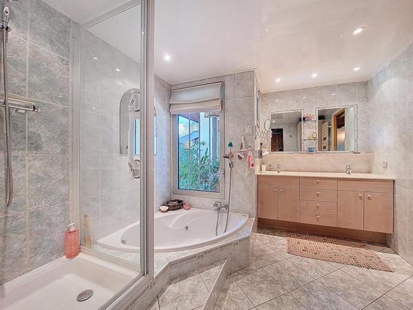 Annecy le Vieux, à 500 mètres du lac sur un terrain arboré de 1 400 m2, maison d'architecte de 134 m2