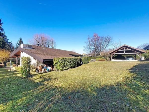 Annecy le Vieux, à 500 mètres du lac sur un terrain arboré de 1 400 m2, maison d'architecte de 134 m2