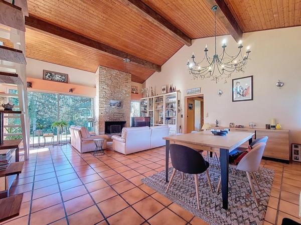 Annecy le Vieux, à 500 mètres du lac sur un terrain arboré de 1 400 m2, maison d'architecte de 134 m2