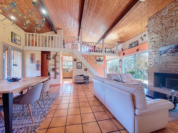 Annecy le Vieux, à 500 mètres du lac sur un terrain arboré de 1 400 m2, maison d'architecte de 134 m2