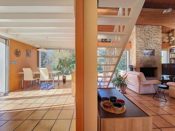 Annecy le Vieux, à 500 mètres du lac sur un terrain arboré de 1 400 m2, maison d'architecte de 134 m2