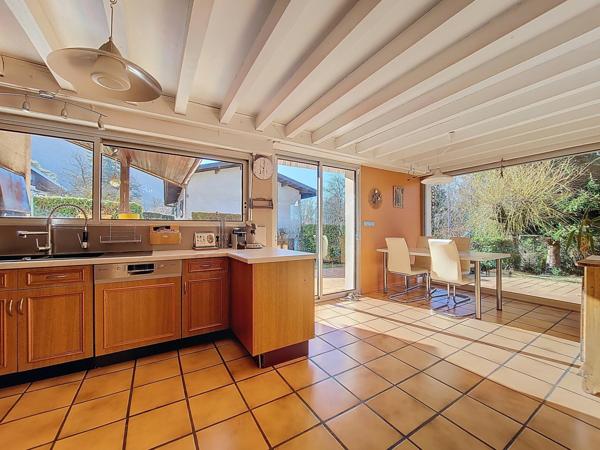 Annecy le Vieux, à 500 mètres du lac sur un terrain arboré de 1 400 m2, maison d'architecte de 134 m2