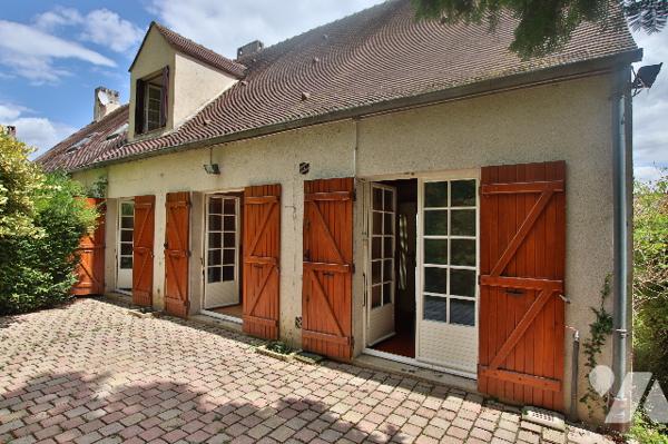 A vendre à Montereau, maison de 144m² environ - 8 pièces dont 5 chambres – sous-sol – Parcelle 980m²