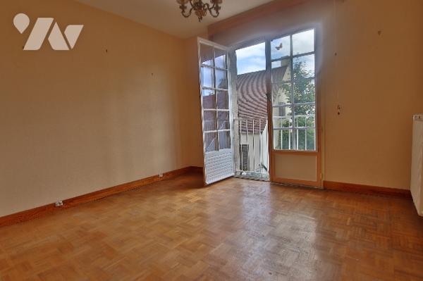 A vendre à Montereau, maison de 144m² environ - 8 pièces dont 5 chambres – sous-sol – Parcelle 980m²
