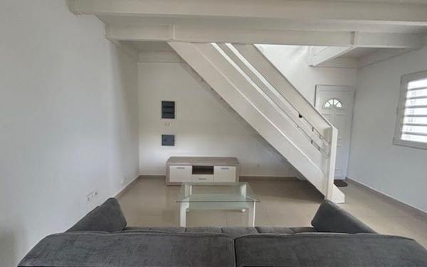 Appartement à louer    4 pièces •  Le Moule