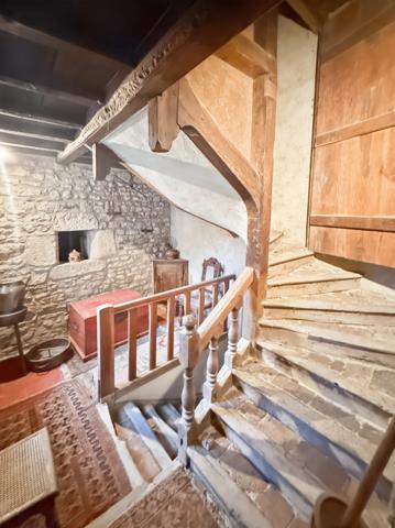 Propriete en pierres de 252 m2, avec dépendances, à COUCHES avec 1186 m2 de terrain.