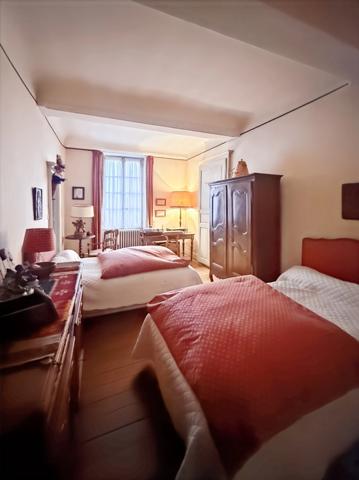 Propriete en pierres de 252 m2, avec dépendances, à COUCHES avec 1186 m2 de terrain.