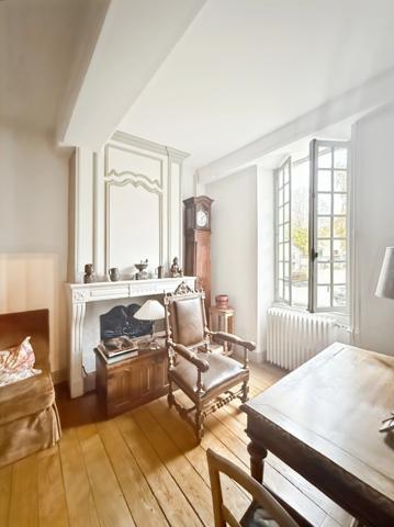 Propriete en pierres de 252 m2, avec dépendances, à COUCHES avec 1186 m2 de terrain.