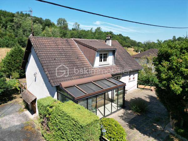 Venez découvrir cette charmante maison à vendre, Construite en 1971, cette maison de 90 m² .
La maison, non mitoyenne, se compose de 4 pièces fonctionnelles, comprenant un séjour spacieux, une cuisine accueillante, 3 chambres, une salle de bain, sur un sous-sol complet comprenant un garage, une buanderie, et une cave pratique. Les matériaux d'époque assurent une structure solide et durable. 
À l'extérieur, deux terrasses promettent des moments relaxants et conviviaux. Avec deux parkings,  vous n’aurez aucun souci de stationnement.
Même si la maison ne dispose pas de système sophistiqué , elle offre un excellent confort de vie. Transportez-vous facilement grâce à un bon réseau routier à proximité. 

N'attendez plus, cette maison est un bien rare à saisir rapidement ! Pour plus d'informations, contactez votre agent PASCAL CHEYROUX.