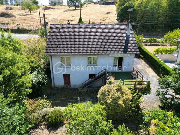 Venez découvrir cette charmante maison à vendre, Construite en 1971, cette maison de 90 m² .
La maison, non mitoyenne, se compose de 4 pièces fonctionnelles, comprenant un séjour spacieux, une cuisine accueillante, 3 chambres, une salle de bain, sur un sous-sol complet comprenant un garage, une buanderie, et une cave pratique. Les matériaux d'époque assurent une structure solide et durable. 
À l'extérieur, deux terrasses promettent des moments relaxants et conviviaux. Avec deux parkings,  vous n’aurez aucun souci de stationnement.
Même si la maison ne dispose pas de système sophistiqué , elle offre un excellent confort de vie. Transportez-vous facilement grâce à un bon réseau routier à proximité. 

N'attendez plus, cette maison est un bien rare à saisir rapidement ! Pour plus d'informations, contactez votre agent PASCAL CHEYROUX.