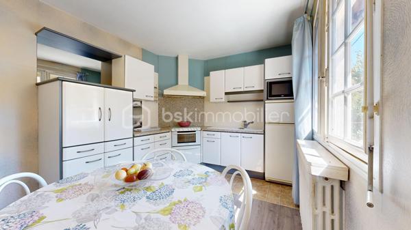 Venez découvrir cette charmante maison à vendre, Construite en 1971, cette maison de 90 m² .
La maison, non mitoyenne, se compose de 4 pièces fonctionnelles, comprenant un séjour spacieux, une cuisine accueillante, 3 chambres, une salle de bain, sur un sous-sol complet comprenant un garage, une buanderie, et une cave pratique. Les matériaux d'époque assurent une structure solide et durable. 
À l'extérieur, deux terrasses promettent des moments relaxants et conviviaux. Avec deux parkings,  vous n’aurez aucun souci de stationnement.
Même si la maison ne dispose pas de système sophistiqué , elle offre un excellent confort de vie. Transportez-vous facilement grâce à un bon réseau routier à proximité. 

N'attendez plus, cette maison est un bien rare à saisir rapidement ! Pour plus d'informations, contactez votre agent PASCAL CHEYROUX.