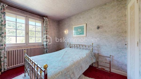 Venez découvrir cette charmante maison à vendre, Construite en 1971, cette maison de 90 m² .
La maison, non mitoyenne, se compose de 4 pièces fonctionnelles, comprenant un séjour spacieux, une cuisine accueillante, 3 chambres, une salle de bain, sur un sous-sol complet comprenant un garage, une buanderie, et une cave pratique. Les matériaux d'époque assurent une structure solide et durable. 
À l'extérieur, deux terrasses promettent des moments relaxants et conviviaux. Avec deux parkings,  vous n’aurez aucun souci de stationnement.
Même si la maison ne dispose pas de système sophistiqué , elle offre un excellent confort de vie. Transportez-vous facilement grâce à un bon réseau routier à proximité. 

N'attendez plus, cette maison est un bien rare à saisir rapidement ! Pour plus d'informations, contactez votre agent PASCAL CHEYROUX.