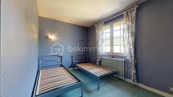 Venez découvrir cette charmante maison à vendre, Construite en 1971, cette maison de 90 m² .
La maison, non mitoyenne, se compose de 4 pièces fonctionnelles, comprenant un séjour spacieux, une cuisine accueillante, 3 chambres, une salle de bain, sur un sous-sol complet comprenant un garage, une buanderie, et une cave pratique. Les matériaux d'époque assurent une structure solide et durable. 
À l'extérieur, deux terrasses promettent des moments relaxants et conviviaux. Avec deux parkings,  vous n’aurez aucun souci de stationnement.
Même si la maison ne dispose pas de système sophistiqué , elle offre un excellent confort de vie. Transportez-vous facilement grâce à un bon réseau routier à proximité. 

N'attendez plus, cette maison est un bien rare à saisir rapidement ! Pour plus d'informations, contactez votre agent PASCAL CHEYROUX.