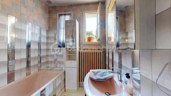 Venez découvrir cette charmante maison à vendre, Construite en 1971, cette maison de 90 m² .
La maison, non mitoyenne, se compose de 4 pièces fonctionnelles, comprenant un séjour spacieux, une cuisine accueillante, 3 chambres, une salle de bain, sur un sous-sol complet comprenant un garage, une buanderie, et une cave pratique. Les matériaux d'époque assurent une structure solide et durable. 
À l'extérieur, deux terrasses promettent des moments relaxants et conviviaux. Avec deux parkings,  vous n’aurez aucun souci de stationnement.
Même si la maison ne dispose pas de système sophistiqué , elle offre un excellent confort de vie. Transportez-vous facilement grâce à un bon réseau routier à proximité. 

N'attendez plus, cette maison est un bien rare à saisir rapidement ! Pour plus d'informations, contactez votre agent PASCAL CHEYROUX.