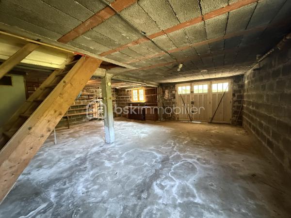 Venez découvrir cette charmante maison à vendre, Construite en 1971, cette maison de 90 m² .
La maison, non mitoyenne, se compose de 4 pièces fonctionnelles, comprenant un séjour spacieux, une cuisine accueillante, 3 chambres, une salle de bain, sur un sous-sol complet comprenant un garage, une buanderie, et une cave pratique. Les matériaux d'époque assurent une structure solide et durable. 
À l'extérieur, deux terrasses promettent des moments relaxants et conviviaux. Avec deux parkings,  vous n’aurez aucun souci de stationnement.
Même si la maison ne dispose pas de système sophistiqué , elle offre un excellent confort de vie. Transportez-vous facilement grâce à un bon réseau routier à proximité. 

N'attendez plus, cette maison est un bien rare à saisir rapidement ! Pour plus d'informations, contactez votre agent PASCAL CHEYROUX.