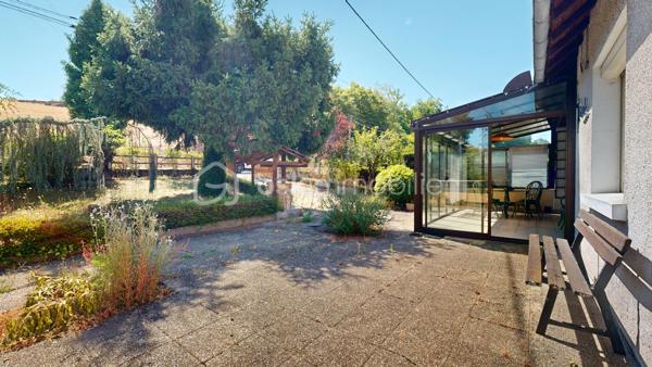 Venez découvrir cette charmante maison à vendre, Construite en 1971, cette maison de 90 m² .
La maison, non mitoyenne, se compose de 4 pièces fonctionnelles, comprenant un séjour spacieux, une cuisine accueillante, 3 chambres, une salle de bain, sur un sous-sol complet comprenant un garage, une buanderie, et une cave pratique. Les matériaux d'époque assurent une structure solide et durable. 
À l'extérieur, deux terrasses promettent des moments relaxants et conviviaux. Avec deux parkings,  vous n’aurez aucun souci de stationnement.
Même si la maison ne dispose pas de système sophistiqué , elle offre un excellent confort de vie. Transportez-vous facilement grâce à un bon réseau routier à proximité. 

N'attendez plus, cette maison est un bien rare à saisir rapidement ! Pour plus d'informations, contactez votre agent PASCAL CHEYROUX.