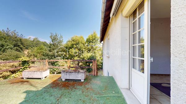 Venez découvrir cette charmante maison à vendre, Construite en 1971, cette maison de 90 m² .
La maison, non mitoyenne, se compose de 4 pièces fonctionnelles, comprenant un séjour spacieux, une cuisine accueillante, 3 chambres, une salle de bain, sur un sous-sol complet comprenant un garage, une buanderie, et une cave pratique. Les matériaux d'époque assurent une structure solide et durable. 
À l'extérieur, deux terrasses promettent des moments relaxants et conviviaux. Avec deux parkings,  vous n’aurez aucun souci de stationnement.
Même si la maison ne dispose pas de système sophistiqué , elle offre un excellent confort de vie. Transportez-vous facilement grâce à un bon réseau routier à proximité. 

N'attendez plus, cette maison est un bien rare à saisir rapidement ! Pour plus d'informations, contactez votre agent PASCAL CHEYROUX.