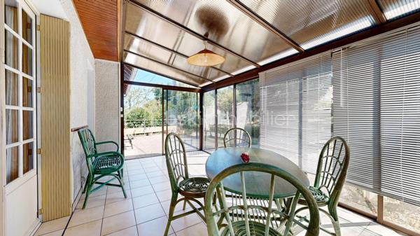 Venez découvrir cette charmante maison à vendre, Construite en 1971, cette maison de 90 m² .
La maison, non mitoyenne, se compose de 4 pièces fonctionnelles, comprenant un séjour spacieux, une cuisine accueillante, 3 chambres, une salle de bain, sur un sous-sol complet comprenant un garage, une buanderie, et une cave pratique. Les matériaux d'époque assurent une structure solide et durable. 
À l'extérieur, deux terrasses promettent des moments relaxants et conviviaux. Avec deux parkings,  vous n’aurez aucun souci de stationnement.
Même si la maison ne dispose pas de système sophistiqué , elle offre un excellent confort de vie. Transportez-vous facilement grâce à un bon réseau routier à proximité. 

N'attendez plus, cette maison est un bien rare à saisir rapidement ! Pour plus d'informations, contactez votre agent PASCAL CHEYROUX.
