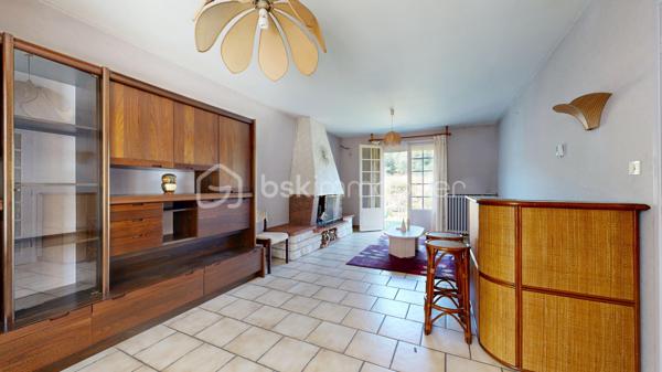 Venez découvrir cette charmante maison à vendre, Construite en 1971, cette maison de 90 m² .
La maison, non mitoyenne, se compose de 4 pièces fonctionnelles, comprenant un séjour spacieux, une cuisine accueillante, 3 chambres, une salle de bain, sur un sous-sol complet comprenant un garage, une buanderie, et une cave pratique. Les matériaux d'époque assurent une structure solide et durable. 
À l'extérieur, deux terrasses promettent des moments relaxants et conviviaux. Avec deux parkings,  vous n’aurez aucun souci de stationnement.
Même si la maison ne dispose pas de système sophistiqué , elle offre un excellent confort de vie. Transportez-vous facilement grâce à un bon réseau routier à proximité. 

N'attendez plus, cette maison est un bien rare à saisir rapidement ! Pour plus d'informations, contactez votre agent PASCAL CHEYROUX.