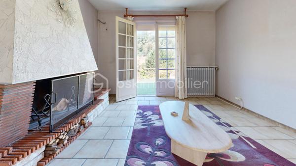 Venez découvrir cette charmante maison à vendre, Construite en 1971, cette maison de 90 m² .
La maison, non mitoyenne, se compose de 4 pièces fonctionnelles, comprenant un séjour spacieux, une cuisine accueillante, 3 chambres, une salle de bain, sur un sous-sol complet comprenant un garage, une buanderie, et une cave pratique. Les matériaux d'époque assurent une structure solide et durable. 
À l'extérieur, deux terrasses promettent des moments relaxants et conviviaux. Avec deux parkings,  vous n’aurez aucun souci de stationnement.
Même si la maison ne dispose pas de système sophistiqué , elle offre un excellent confort de vie. Transportez-vous facilement grâce à un bon réseau routier à proximité. 

N'attendez plus, cette maison est un bien rare à saisir rapidement ! Pour plus d'informations, contactez votre agent PASCAL CHEYROUX.