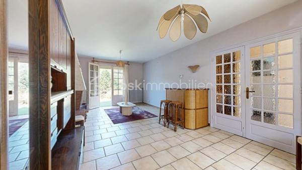 Venez découvrir cette charmante maison à vendre, Construite en 1971, cette maison de 90 m² .
La maison, non mitoyenne, se compose de 4 pièces fonctionnelles, comprenant un séjour spacieux, une cuisine accueillante, 3 chambres, une salle de bain, sur un sous-sol complet comprenant un garage, une buanderie, et une cave pratique. Les matériaux d'époque assurent une structure solide et durable. 
À l'extérieur, deux terrasses promettent des moments relaxants et conviviaux. Avec deux parkings,  vous n’aurez aucun souci de stationnement.
Même si la maison ne dispose pas de système sophistiqué , elle offre un excellent confort de vie. Transportez-vous facilement grâce à un bon réseau routier à proximité. 

N'attendez plus, cette maison est un bien rare à saisir rapidement ! Pour plus d'informations, contactez votre agent PASCAL CHEYROUX.