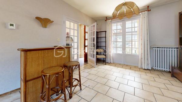 Venez découvrir cette charmante maison à vendre, Construite en 1971, cette maison de 90 m² .
La maison, non mitoyenne, se compose de 4 pièces fonctionnelles, comprenant un séjour spacieux, une cuisine accueillante, 3 chambres, une salle de bain, sur un sous-sol complet comprenant un garage, une buanderie, et une cave pratique. Les matériaux d'époque assurent une structure solide et durable. 
À l'extérieur, deux terrasses promettent des moments relaxants et conviviaux. Avec deux parkings,  vous n’aurez aucun souci de stationnement.
Même si la maison ne dispose pas de système sophistiqué , elle offre un excellent confort de vie. Transportez-vous facilement grâce à un bon réseau routier à proximité. 

N'attendez plus, cette maison est un bien rare à saisir rapidement ! Pour plus d'informations, contactez votre agent PASCAL CHEYROUX.