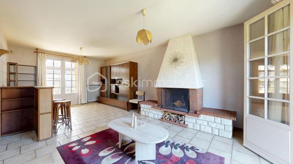 Venez découvrir cette charmante maison à vendre, Construite en 1971, cette maison de 90 m² .
La maison, non mitoyenne, se compose de 4 pièces fonctionnelles, comprenant un séjour spacieux, une cuisine accueillante, 3 chambres, une salle de bain, sur un sous-sol complet comprenant un garage, une buanderie, et une cave pratique. Les matériaux d'époque assurent une structure solide et durable. 
À l'extérieur, deux terrasses promettent des moments relaxants et conviviaux. Avec deux parkings,  vous n’aurez aucun souci de stationnement.
Même si la maison ne dispose pas de système sophistiqué , elle offre un excellent confort de vie. Transportez-vous facilement grâce à un bon réseau routier à proximité. 

N'attendez plus, cette maison est un bien rare à saisir rapidement ! Pour plus d'informations, contactez votre agent PASCAL CHEYROUX.