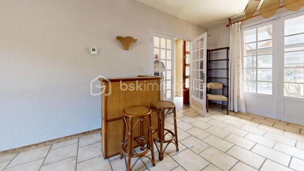 Venez découvrir cette charmante maison à vendre, Construite en 1971, cette maison de 90 m² .
La maison, non mitoyenne, se compose de 4 pièces fonctionnelles, comprenant un séjour spacieux, une cuisine accueillante, 3 chambres, une salle de bain, sur un sous-sol complet comprenant un garage, une buanderie, et une cave pratique. Les matériaux d'époque assurent une structure solide et durable. 
À l'extérieur, deux terrasses promettent des moments relaxants et conviviaux. Avec deux parkings,  vous n’aurez aucun souci de stationnement.
Même si la maison ne dispose pas de système sophistiqué , elle offre un excellent confort de vie. Transportez-vous facilement grâce à un bon réseau routier à proximité. 

N'attendez plus, cette maison est un bien rare à saisir rapidement ! Pour plus d'informations, contactez votre agent PASCAL CHEYROUX.