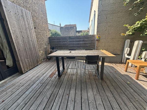 Proche CARCASSONNE, Maison de caractère rénovée avec garage et jardin