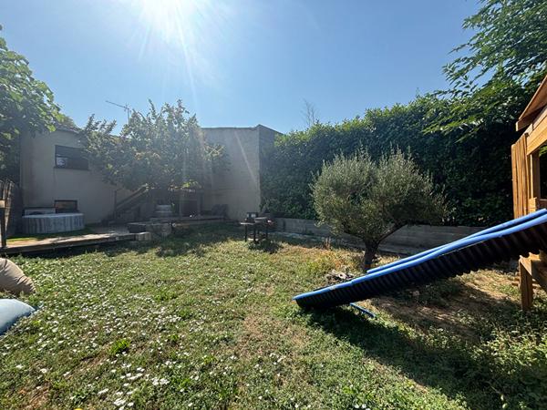 Proche CARCASSONNE, Maison de caractère rénovée avec garage et jardin