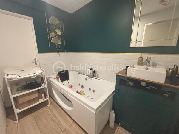 Elle est composée d'un séjour/ salon avec poêle à bois d'environ 60m² avec lumière traversante, une cuisine ouverte aménagée et équipée avec une arrière cuisine donnant sur le terrain. 
Un couloir dessert, un WC indépendant, une chambre, une salle d'eau et 2 chambres en enfilade ainsi qu'une salle de bain.
Aucun travaux à prévoir sur la partie de plain-pied de la maison. 

Les combles peuvent être aménagé environ 40m² (lois carrez), soit un palier faisant office de bureau, et deux chambres. (isolation/placo/et rail sont déjà sur place).

Un bâtiment de 90m² avec fosse pour vidange vient compléter ce bien. 

Le tout sur un terrain clos et arboré d'environ 1480m² avec abri de jardin et stockage bois.

A seulement 5 min de la mer et proches de tous commerces. 

Autonomie de plain-pied/ Double vitrage PVC/ Volet roulant électrique/ Pompe à chaleur Air-Eau/ Tout à l'égout/ Electricité- Plomberie- Matériel (datant de 2021)/ Portail alu de 2025...