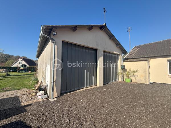 Elle est composée d'un séjour/ salon avec poêle à bois d'environ 60m² avec lumière traversante, une cuisine ouverte aménagée et équipée avec une arrière cuisine donnant sur le terrain. 
Un couloir dessert, un WC indépendant, une chambre, une salle d'eau et 2 chambres en enfilade ainsi qu'une salle de bain.
Aucun travaux à prévoir sur la partie de plain-pied de la maison. 

Les combles peuvent être aménagé environ 40m² (lois carrez), soit un palier faisant office de bureau, et deux chambres. (isolation/placo/et rail sont déjà sur place).

Un bâtiment de 90m² avec fosse pour vidange vient compléter ce bien. 

Le tout sur un terrain clos et arboré d'environ 1480m² avec abri de jardin et stockage bois.

A seulement 5 min de la mer et proches de tous commerces. 

Autonomie de plain-pied/ Double vitrage PVC/ Volet roulant électrique/ Pompe à chaleur Air-Eau/ Tout à l'égout/ Electricité- Plomberie- Matériel (datant de 2021)/ Portail alu de 2025...