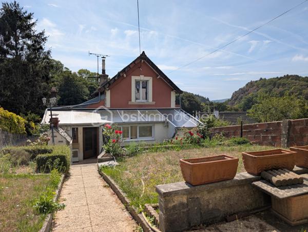 Et si votre prochaine maison avait bien plus à offrir qu’une simple surface habitable ?
Nichée sur les hauteurs des Rouges-Terres, proche Montagne du Roule, cette maison atypique d’environ 63 m² habitables, complétée par une véranda de 15 m² avec salle d’eau, est implantée sur une belle parcelle d’environ 446 m².

Dès l’entrée, vous découvrirez une véranda, une salle d’eau, une cuisine aménagée et équipée, un salon, un WC indépendant ainsi qu’une première chambre bénéficiant d’un accès direct à une terrasse exposée Sud-Ouest d’environ 15 m².
À l’étage, un palier dessert deux chambres mansardées, apportant un espace nuit supplémentaire et beaucoup de charme à l’ensemble.

UN EXTÉRIEUR QUI FAIT LA DIFFÉRENCE

La maison dispose de deux terrasses, d’un jardin clos et arboré avec deux accès, de plusieurs arbres fruitiers et d’un barbecue traditionnel, parfait pour profiter des beaux jours.
Mais son véritable atout réside dans ses nombreuses dépendances !
Vous bénéficiez d’environ 88 m² d’annexes, comprenant deux garages, trois dépendances alimentées en eau et en électricité, trois appentis ainsi que des espaces pouvant servir de buanderie ou de stockage.
Un volume particulièrement intéressant pour stationner plusieurs véhicules, bricoler, créer un atelier, stocker du matériel ou imaginer de nouveaux projets.

UN BIEN À FAIRE ÉVOLUER SELON VOS ENVIES

Des travaux sont à prévoir, mais cette maison offre une base intéressante et de nombreuses possibilités d’aménagement pour révéler tout son potentiel.
Côté équipements : huisseries PVC double vitrage, volets roulants électriques au rez-de-chaussée, toiture en tuiles et chauffage fioul, cheminée avec insert et électrique.
Une maison singulière, un jardin agréable et surtout près de 88 m² d’annexes : un bien qui mérite d’être découvert pour apprécier pleinement ses possibilités.
Taxe Foncière : 614€ /an