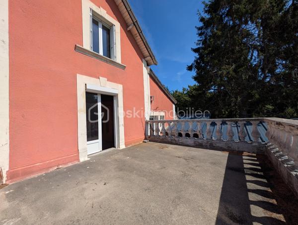 Et si votre prochaine maison avait bien plus à offrir qu’une simple surface habitable ?
Nichée sur les hauteurs des Rouges-Terres, proche Montagne du Roule, cette maison atypique d’environ 63 m² habitables, complétée par une véranda de 15 m² avec salle d’eau, est implantée sur une belle parcelle d’environ 446 m².

Dès l’entrée, vous découvrirez une véranda, une salle d’eau, une cuisine aménagée et équipée, un salon, un WC indépendant ainsi qu’une première chambre bénéficiant d’un accès direct à une terrasse exposée Sud-Ouest d’environ 15 m².
À l’étage, un palier dessert deux chambres mansardées, apportant un espace nuit supplémentaire et beaucoup de charme à l’ensemble.

UN EXTÉRIEUR QUI FAIT LA DIFFÉRENCE

La maison dispose de deux terrasses, d’un jardin clos et arboré avec deux accès, de plusieurs arbres fruitiers et d’un barbecue traditionnel, parfait pour profiter des beaux jours.
Mais son véritable atout réside dans ses nombreuses dépendances !
Vous bénéficiez d’environ 88 m² d’annexes, comprenant deux garages, trois dépendances alimentées en eau et en électricité, trois appentis ainsi que des espaces pouvant servir de buanderie ou de stockage.
Un volume particulièrement intéressant pour stationner plusieurs véhicules, bricoler, créer un atelier, stocker du matériel ou imaginer de nouveaux projets.

UN BIEN À FAIRE ÉVOLUER SELON VOS ENVIES

Des travaux sont à prévoir, mais cette maison offre une base intéressante et de nombreuses possibilités d’aménagement pour révéler tout son potentiel.
Côté équipements : huisseries PVC double vitrage, volets roulants électriques au rez-de-chaussée, toiture en tuiles et chauffage fioul, cheminée avec insert et électrique.
Une maison singulière, un jardin agréable et surtout près de 88 m² d’annexes : un bien qui mérite d’être découvert pour apprécier pleinement ses possibilités.
Taxe Foncière : 614€ /an