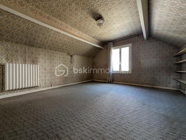 Et si votre prochaine maison avait bien plus à offrir qu’une simple surface habitable ?
Nichée sur les hauteurs des Rouges-Terres, proche Montagne du Roule, cette maison atypique d’environ 63 m² habitables, complétée par une véranda de 15 m² avec salle d’eau, est implantée sur une belle parcelle d’environ 446 m².

Dès l’entrée, vous découvrirez une véranda, une salle d’eau, une cuisine aménagée et équipée, un salon, un WC indépendant ainsi qu’une première chambre bénéficiant d’un accès direct à une terrasse exposée Sud-Ouest d’environ 15 m².
À l’étage, un palier dessert deux chambres mansardées, apportant un espace nuit supplémentaire et beaucoup de charme à l’ensemble.

UN EXTÉRIEUR QUI FAIT LA DIFFÉRENCE

La maison dispose de deux terrasses, d’un jardin clos et arboré avec deux accès, de plusieurs arbres fruitiers et d’un barbecue traditionnel, parfait pour profiter des beaux jours.
Mais son véritable atout réside dans ses nombreuses dépendances !
Vous bénéficiez d’environ 88 m² d’annexes, comprenant deux garages, trois dépendances alimentées en eau et en électricité, trois appentis ainsi que des espaces pouvant servir de buanderie ou de stockage.
Un volume particulièrement intéressant pour stationner plusieurs véhicules, bricoler, créer un atelier, stocker du matériel ou imaginer de nouveaux projets.

UN BIEN À FAIRE ÉVOLUER SELON VOS ENVIES

Des travaux sont à prévoir, mais cette maison offre une base intéressante et de nombreuses possibilités d’aménagement pour révéler tout son potentiel.
Côté équipements : huisseries PVC double vitrage, volets roulants électriques au rez-de-chaussée, toiture en tuiles et chauffage fioul, cheminée avec insert et électrique.
Une maison singulière, un jardin agréable et surtout près de 88 m² d’annexes : un bien qui mérite d’être découvert pour apprécier pleinement ses possibilités.
Taxe Foncière : 614€ /an