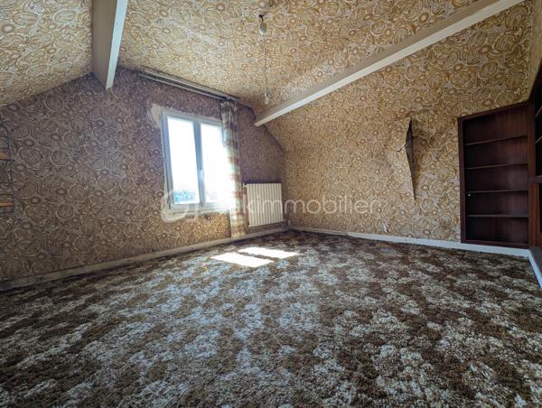 Et si votre prochaine maison avait bien plus à offrir qu’une simple surface habitable ?
Nichée sur les hauteurs des Rouges-Terres, proche Montagne du Roule, cette maison atypique d’environ 63 m² habitables, complétée par une véranda de 15 m² avec salle d’eau, est implantée sur une belle parcelle d’environ 446 m².

Dès l’entrée, vous découvrirez une véranda, une salle d’eau, une cuisine aménagée et équipée, un salon, un WC indépendant ainsi qu’une première chambre bénéficiant d’un accès direct à une terrasse exposée Sud-Ouest d’environ 15 m².
À l’étage, un palier dessert deux chambres mansardées, apportant un espace nuit supplémentaire et beaucoup de charme à l’ensemble.

UN EXTÉRIEUR QUI FAIT LA DIFFÉRENCE

La maison dispose de deux terrasses, d’un jardin clos et arboré avec deux accès, de plusieurs arbres fruitiers et d’un barbecue traditionnel, parfait pour profiter des beaux jours.
Mais son véritable atout réside dans ses nombreuses dépendances !
Vous bénéficiez d’environ 88 m² d’annexes, comprenant deux garages, trois dépendances alimentées en eau et en électricité, trois appentis ainsi que des espaces pouvant servir de buanderie ou de stockage.
Un volume particulièrement intéressant pour stationner plusieurs véhicules, bricoler, créer un atelier, stocker du matériel ou imaginer de nouveaux projets.

UN BIEN À FAIRE ÉVOLUER SELON VOS ENVIES

Des travaux sont à prévoir, mais cette maison offre une base intéressante et de nombreuses possibilités d’aménagement pour révéler tout son potentiel.
Côté équipements : huisseries PVC double vitrage, volets roulants électriques au rez-de-chaussée, toiture en tuiles et chauffage fioul, cheminée avec insert et électrique.
Une maison singulière, un jardin agréable et surtout près de 88 m² d’annexes : un bien qui mérite d’être découvert pour apprécier pleinement ses possibilités.
Taxe Foncière : 614€ /an