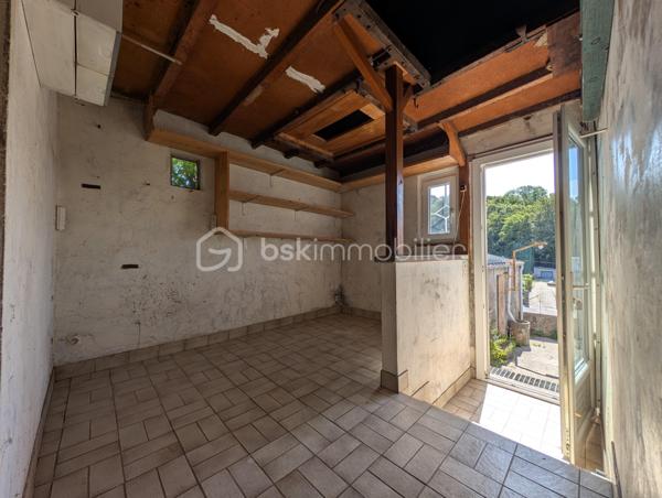 Et si votre prochaine maison avait bien plus à offrir qu’une simple surface habitable ?
Nichée sur les hauteurs des Rouges-Terres, proche Montagne du Roule, cette maison atypique d’environ 63 m² habitables, complétée par une véranda de 15 m² avec salle d’eau, est implantée sur une belle parcelle d’environ 446 m².

Dès l’entrée, vous découvrirez une véranda, une salle d’eau, une cuisine aménagée et équipée, un salon, un WC indépendant ainsi qu’une première chambre bénéficiant d’un accès direct à une terrasse exposée Sud-Ouest d’environ 15 m².
À l’étage, un palier dessert deux chambres mansardées, apportant un espace nuit supplémentaire et beaucoup de charme à l’ensemble.

UN EXTÉRIEUR QUI FAIT LA DIFFÉRENCE

La maison dispose de deux terrasses, d’un jardin clos et arboré avec deux accès, de plusieurs arbres fruitiers et d’un barbecue traditionnel, parfait pour profiter des beaux jours.
Mais son véritable atout réside dans ses nombreuses dépendances !
Vous bénéficiez d’environ 88 m² d’annexes, comprenant deux garages, trois dépendances alimentées en eau et en électricité, trois appentis ainsi que des espaces pouvant servir de buanderie ou de stockage.
Un volume particulièrement intéressant pour stationner plusieurs véhicules, bricoler, créer un atelier, stocker du matériel ou imaginer de nouveaux projets.

UN BIEN À FAIRE ÉVOLUER SELON VOS ENVIES

Des travaux sont à prévoir, mais cette maison offre une base intéressante et de nombreuses possibilités d’aménagement pour révéler tout son potentiel.
Côté équipements : huisseries PVC double vitrage, volets roulants électriques au rez-de-chaussée, toiture en tuiles et chauffage fioul, cheminée avec insert et électrique.
Une maison singulière, un jardin agréable et surtout près de 88 m² d’annexes : un bien qui mérite d’être découvert pour apprécier pleinement ses possibilités.
Taxe Foncière : 614€ /an