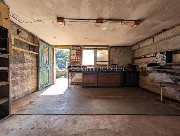 Et si votre prochaine maison avait bien plus à offrir qu’une simple surface habitable ?
Nichée sur les hauteurs des Rouges-Terres, proche Montagne du Roule, cette maison atypique d’environ 63 m² habitables, complétée par une véranda de 15 m² avec salle d’eau, est implantée sur une belle parcelle d’environ 446 m².

Dès l’entrée, vous découvrirez une véranda, une salle d’eau, une cuisine aménagée et équipée, un salon, un WC indépendant ainsi qu’une première chambre bénéficiant d’un accès direct à une terrasse exposée Sud-Ouest d’environ 15 m².
À l’étage, un palier dessert deux chambres mansardées, apportant un espace nuit supplémentaire et beaucoup de charme à l’ensemble.

UN EXTÉRIEUR QUI FAIT LA DIFFÉRENCE

La maison dispose de deux terrasses, d’un jardin clos et arboré avec deux accès, de plusieurs arbres fruitiers et d’un barbecue traditionnel, parfait pour profiter des beaux jours.
Mais son véritable atout réside dans ses nombreuses dépendances !
Vous bénéficiez d’environ 88 m² d’annexes, comprenant deux garages, trois dépendances alimentées en eau et en électricité, trois appentis ainsi que des espaces pouvant servir de buanderie ou de stockage.
Un volume particulièrement intéressant pour stationner plusieurs véhicules, bricoler, créer un atelier, stocker du matériel ou imaginer de nouveaux projets.

UN BIEN À FAIRE ÉVOLUER SELON VOS ENVIES

Des travaux sont à prévoir, mais cette maison offre une base intéressante et de nombreuses possibilités d’aménagement pour révéler tout son potentiel.
Côté équipements : huisseries PVC double vitrage, volets roulants électriques au rez-de-chaussée, toiture en tuiles et chauffage fioul, cheminée avec insert et électrique.
Une maison singulière, un jardin agréable et surtout près de 88 m² d’annexes : un bien qui mérite d’être découvert pour apprécier pleinement ses possibilités.
Taxe Foncière : 614€ /an