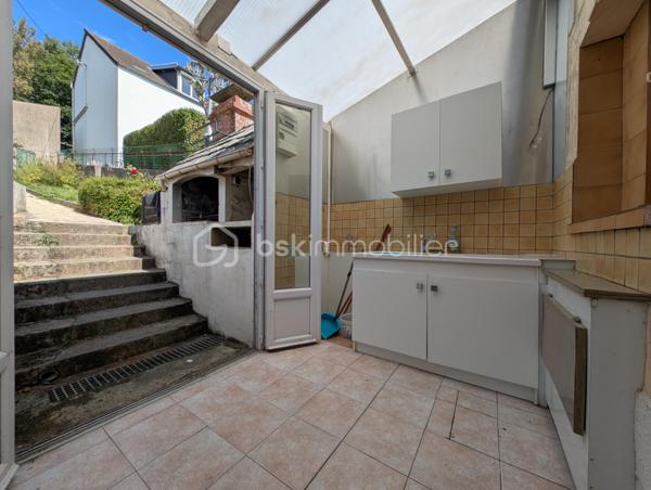 Et si votre prochaine maison avait bien plus à offrir qu’une simple surface habitable ?
Nichée sur les hauteurs des Rouges-Terres, proche Montagne du Roule, cette maison atypique d’environ 63 m² habitables, complétée par une véranda de 15 m² avec salle d’eau, est implantée sur une belle parcelle d’environ 446 m².

Dès l’entrée, vous découvrirez une véranda, une salle d’eau, une cuisine aménagée et équipée, un salon, un WC indépendant ainsi qu’une première chambre bénéficiant d’un accès direct à une terrasse exposée Sud-Ouest d’environ 15 m².
À l’étage, un palier dessert deux chambres mansardées, apportant un espace nuit supplémentaire et beaucoup de charme à l’ensemble.

UN EXTÉRIEUR QUI FAIT LA DIFFÉRENCE

La maison dispose de deux terrasses, d’un jardin clos et arboré avec deux accès, de plusieurs arbres fruitiers et d’un barbecue traditionnel, parfait pour profiter des beaux jours.
Mais son véritable atout réside dans ses nombreuses dépendances !
Vous bénéficiez d’environ 88 m² d’annexes, comprenant deux garages, trois dépendances alimentées en eau et en électricité, trois appentis ainsi que des espaces pouvant servir de buanderie ou de stockage.
Un volume particulièrement intéressant pour stationner plusieurs véhicules, bricoler, créer un atelier, stocker du matériel ou imaginer de nouveaux projets.

UN BIEN À FAIRE ÉVOLUER SELON VOS ENVIES

Des travaux sont à prévoir, mais cette maison offre une base intéressante et de nombreuses possibilités d’aménagement pour révéler tout son potentiel.
Côté équipements : huisseries PVC double vitrage, volets roulants électriques au rez-de-chaussée, toiture en tuiles et chauffage fioul, cheminée avec insert et électrique.
Une maison singulière, un jardin agréable et surtout près de 88 m² d’annexes : un bien qui mérite d’être découvert pour apprécier pleinement ses possibilités.
Taxe Foncière : 614€ /an
