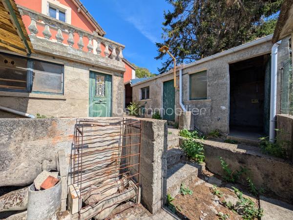Et si votre prochaine maison avait bien plus à offrir qu’une simple surface habitable ?
Nichée sur les hauteurs des Rouges-Terres, proche Montagne du Roule, cette maison atypique d’environ 63 m² habitables, complétée par une véranda de 15 m² avec salle d’eau, est implantée sur une belle parcelle d’environ 446 m².

Dès l’entrée, vous découvrirez une véranda, une salle d’eau, une cuisine aménagée et équipée, un salon, un WC indépendant ainsi qu’une première chambre bénéficiant d’un accès direct à une terrasse exposée Sud-Ouest d’environ 15 m².
À l’étage, un palier dessert deux chambres mansardées, apportant un espace nuit supplémentaire et beaucoup de charme à l’ensemble.

UN EXTÉRIEUR QUI FAIT LA DIFFÉRENCE

La maison dispose de deux terrasses, d’un jardin clos et arboré avec deux accès, de plusieurs arbres fruitiers et d’un barbecue traditionnel, parfait pour profiter des beaux jours.
Mais son véritable atout réside dans ses nombreuses dépendances !
Vous bénéficiez d’environ 88 m² d’annexes, comprenant deux garages, trois dépendances alimentées en eau et en électricité, trois appentis ainsi que des espaces pouvant servir de buanderie ou de stockage.
Un volume particulièrement intéressant pour stationner plusieurs véhicules, bricoler, créer un atelier, stocker du matériel ou imaginer de nouveaux projets.

UN BIEN À FAIRE ÉVOLUER SELON VOS ENVIES

Des travaux sont à prévoir, mais cette maison offre une base intéressante et de nombreuses possibilités d’aménagement pour révéler tout son potentiel.
Côté équipements : huisseries PVC double vitrage, volets roulants électriques au rez-de-chaussée, toiture en tuiles et chauffage fioul, cheminée avec insert et électrique.
Une maison singulière, un jardin agréable et surtout près de 88 m² d’annexes : un bien qui mérite d’être découvert pour apprécier pleinement ses possibilités.
Taxe Foncière : 614€ /an
