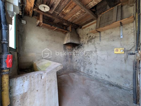 Et si votre prochaine maison avait bien plus à offrir qu’une simple surface habitable ?
Nichée sur les hauteurs des Rouges-Terres, proche Montagne du Roule, cette maison atypique d’environ 63 m² habitables, complétée par une véranda de 15 m² avec salle d’eau, est implantée sur une belle parcelle d’environ 446 m².

Dès l’entrée, vous découvrirez une véranda, une salle d’eau, une cuisine aménagée et équipée, un salon, un WC indépendant ainsi qu’une première chambre bénéficiant d’un accès direct à une terrasse exposée Sud-Ouest d’environ 15 m².
À l’étage, un palier dessert deux chambres mansardées, apportant un espace nuit supplémentaire et beaucoup de charme à l’ensemble.

UN EXTÉRIEUR QUI FAIT LA DIFFÉRENCE

La maison dispose de deux terrasses, d’un jardin clos et arboré avec deux accès, de plusieurs arbres fruitiers et d’un barbecue traditionnel, parfait pour profiter des beaux jours.
Mais son véritable atout réside dans ses nombreuses dépendances !
Vous bénéficiez d’environ 88 m² d’annexes, comprenant deux garages, trois dépendances alimentées en eau et en électricité, trois appentis ainsi que des espaces pouvant servir de buanderie ou de stockage.
Un volume particulièrement intéressant pour stationner plusieurs véhicules, bricoler, créer un atelier, stocker du matériel ou imaginer de nouveaux projets.

UN BIEN À FAIRE ÉVOLUER SELON VOS ENVIES

Des travaux sont à prévoir, mais cette maison offre une base intéressante et de nombreuses possibilités d’aménagement pour révéler tout son potentiel.
Côté équipements : huisseries PVC double vitrage, volets roulants électriques au rez-de-chaussée, toiture en tuiles et chauffage fioul, cheminée avec insert et électrique.
Une maison singulière, un jardin agréable et surtout près de 88 m² d’annexes : un bien qui mérite d’être découvert pour apprécier pleinement ses possibilités.
Taxe Foncière : 614€ /an