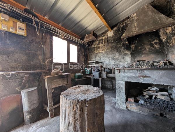 Et si votre prochaine maison avait bien plus à offrir qu’une simple surface habitable ?
Nichée sur les hauteurs des Rouges-Terres, proche Montagne du Roule, cette maison atypique d’environ 63 m² habitables, complétée par une véranda de 15 m² avec salle d’eau, est implantée sur une belle parcelle d’environ 446 m².

Dès l’entrée, vous découvrirez une véranda, une salle d’eau, une cuisine aménagée et équipée, un salon, un WC indépendant ainsi qu’une première chambre bénéficiant d’un accès direct à une terrasse exposée Sud-Ouest d’environ 15 m².
À l’étage, un palier dessert deux chambres mansardées, apportant un espace nuit supplémentaire et beaucoup de charme à l’ensemble.

UN EXTÉRIEUR QUI FAIT LA DIFFÉRENCE

La maison dispose de deux terrasses, d’un jardin clos et arboré avec deux accès, de plusieurs arbres fruitiers et d’un barbecue traditionnel, parfait pour profiter des beaux jours.
Mais son véritable atout réside dans ses nombreuses dépendances !
Vous bénéficiez d’environ 88 m² d’annexes, comprenant deux garages, trois dépendances alimentées en eau et en électricité, trois appentis ainsi que des espaces pouvant servir de buanderie ou de stockage.
Un volume particulièrement intéressant pour stationner plusieurs véhicules, bricoler, créer un atelier, stocker du matériel ou imaginer de nouveaux projets.

UN BIEN À FAIRE ÉVOLUER SELON VOS ENVIES

Des travaux sont à prévoir, mais cette maison offre une base intéressante et de nombreuses possibilités d’aménagement pour révéler tout son potentiel.
Côté équipements : huisseries PVC double vitrage, volets roulants électriques au rez-de-chaussée, toiture en tuiles et chauffage fioul, cheminée avec insert et électrique.
Une maison singulière, un jardin agréable et surtout près de 88 m² d’annexes : un bien qui mérite d’être découvert pour apprécier pleinement ses possibilités.
Taxe Foncière : 614€ /an