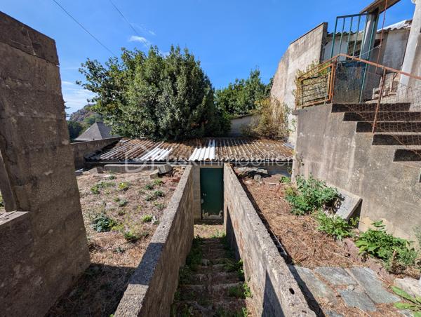 Et si votre prochaine maison avait bien plus à offrir qu’une simple surface habitable ?
Nichée sur les hauteurs des Rouges-Terres, proche Montagne du Roule, cette maison atypique d’environ 63 m² habitables, complétée par une véranda de 15 m² avec salle d’eau, est implantée sur une belle parcelle d’environ 446 m².

Dès l’entrée, vous découvrirez une véranda, une salle d’eau, une cuisine aménagée et équipée, un salon, un WC indépendant ainsi qu’une première chambre bénéficiant d’un accès direct à une terrasse exposée Sud-Ouest d’environ 15 m².
À l’étage, un palier dessert deux chambres mansardées, apportant un espace nuit supplémentaire et beaucoup de charme à l’ensemble.

UN EXTÉRIEUR QUI FAIT LA DIFFÉRENCE

La maison dispose de deux terrasses, d’un jardin clos et arboré avec deux accès, de plusieurs arbres fruitiers et d’un barbecue traditionnel, parfait pour profiter des beaux jours.
Mais son véritable atout réside dans ses nombreuses dépendances !
Vous bénéficiez d’environ 88 m² d’annexes, comprenant deux garages, trois dépendances alimentées en eau et en électricité, trois appentis ainsi que des espaces pouvant servir de buanderie ou de stockage.
Un volume particulièrement intéressant pour stationner plusieurs véhicules, bricoler, créer un atelier, stocker du matériel ou imaginer de nouveaux projets.

UN BIEN À FAIRE ÉVOLUER SELON VOS ENVIES

Des travaux sont à prévoir, mais cette maison offre une base intéressante et de nombreuses possibilités d’aménagement pour révéler tout son potentiel.
Côté équipements : huisseries PVC double vitrage, volets roulants électriques au rez-de-chaussée, toiture en tuiles et chauffage fioul, cheminée avec insert et électrique.
Une maison singulière, un jardin agréable et surtout près de 88 m² d’annexes : un bien qui mérite d’être découvert pour apprécier pleinement ses possibilités.
Taxe Foncière : 614€ /an