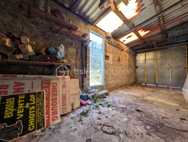 Et si votre prochaine maison avait bien plus à offrir qu’une simple surface habitable ?
Nichée sur les hauteurs des Rouges-Terres, proche Montagne du Roule, cette maison atypique d’environ 63 m² habitables, complétée par une véranda de 15 m² avec salle d’eau, est implantée sur une belle parcelle d’environ 446 m².

Dès l’entrée, vous découvrirez une véranda, une salle d’eau, une cuisine aménagée et équipée, un salon, un WC indépendant ainsi qu’une première chambre bénéficiant d’un accès direct à une terrasse exposée Sud-Ouest d’environ 15 m².
À l’étage, un palier dessert deux chambres mansardées, apportant un espace nuit supplémentaire et beaucoup de charme à l’ensemble.

UN EXTÉRIEUR QUI FAIT LA DIFFÉRENCE

La maison dispose de deux terrasses, d’un jardin clos et arboré avec deux accès, de plusieurs arbres fruitiers et d’un barbecue traditionnel, parfait pour profiter des beaux jours.
Mais son véritable atout réside dans ses nombreuses dépendances !
Vous bénéficiez d’environ 88 m² d’annexes, comprenant deux garages, trois dépendances alimentées en eau et en électricité, trois appentis ainsi que des espaces pouvant servir de buanderie ou de stockage.
Un volume particulièrement intéressant pour stationner plusieurs véhicules, bricoler, créer un atelier, stocker du matériel ou imaginer de nouveaux projets.

UN BIEN À FAIRE ÉVOLUER SELON VOS ENVIES

Des travaux sont à prévoir, mais cette maison offre une base intéressante et de nombreuses possibilités d’aménagement pour révéler tout son potentiel.
Côté équipements : huisseries PVC double vitrage, volets roulants électriques au rez-de-chaussée, toiture en tuiles et chauffage fioul, cheminée avec insert et électrique.
Une maison singulière, un jardin agréable et surtout près de 88 m² d’annexes : un bien qui mérite d’être découvert pour apprécier pleinement ses possibilités.
Taxe Foncière : 614€ /an